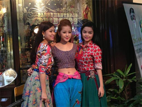 Chi Pu, Hoàng Thùy Linh rực rỡ đón Noel - 6