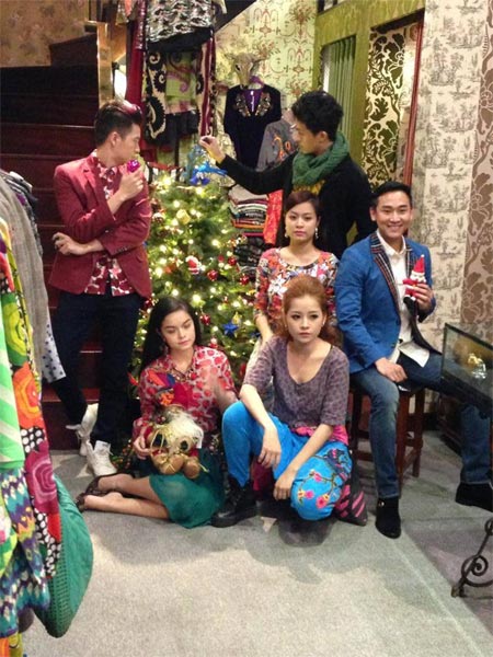 Chi Pu, Hoàng Thùy Linh rực rỡ đón Noel - 8