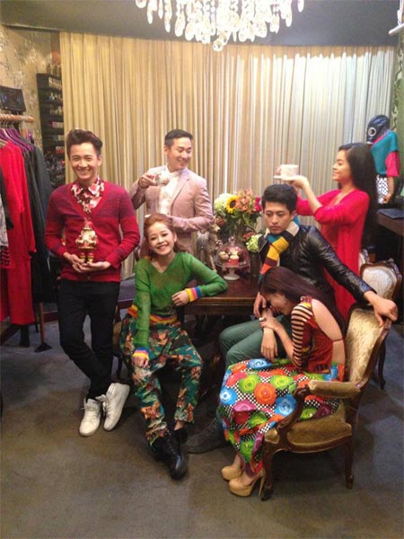 Chi Pu, Hoàng Thùy Linh rực rỡ đón Noel - 10