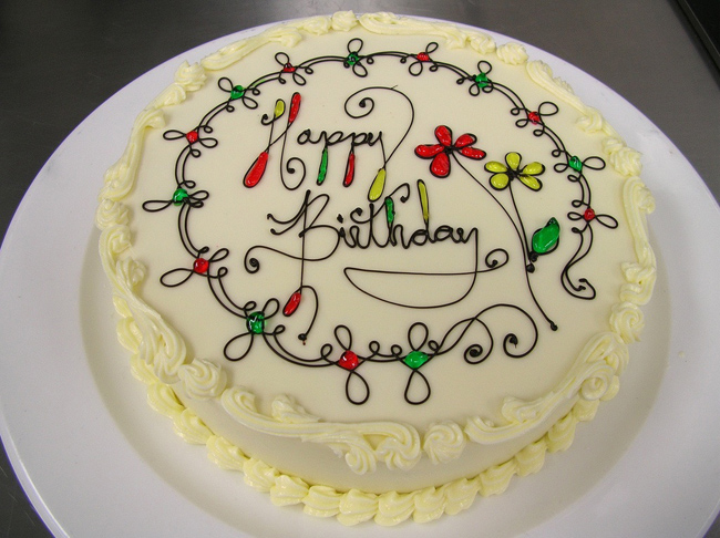 Một chiếc bánh sinh nhật trong có vẻ đơn giản nhưng cũng đòi hỏi sự khéo léo của bạn.
