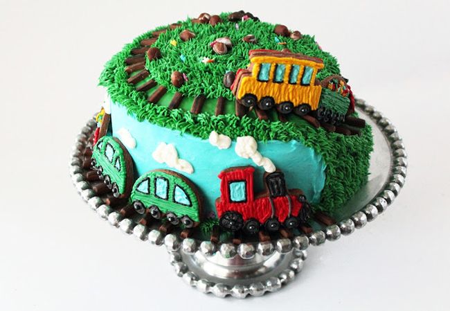 Một chiếc bánh sinh nhật hình đoàn tàu xe lửa rất cầu kì nhưng đẹp. Bạn hãy thử trổ tài nhé!
