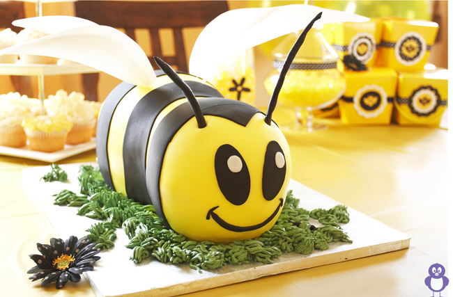 Bánh sinh nhật hình chú ong vừa to vừa đẹp, bé có thích không?
