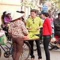 Làng sao - Đàm Vĩnh Hưng giản dị đi mua sắm ở vỉa hè HN