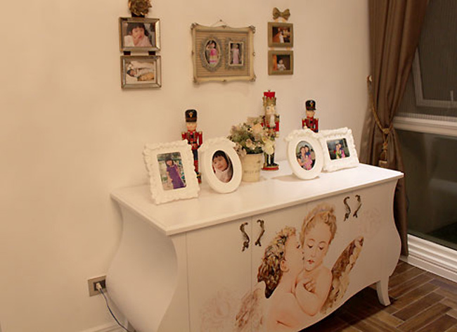 Trong phòng trang trí nhiều khung ảnh từ ngày bé của Bảo Tiên cũng như những bức ảnh hạnh phúc của gia đình.

(Ảnh: NS)
