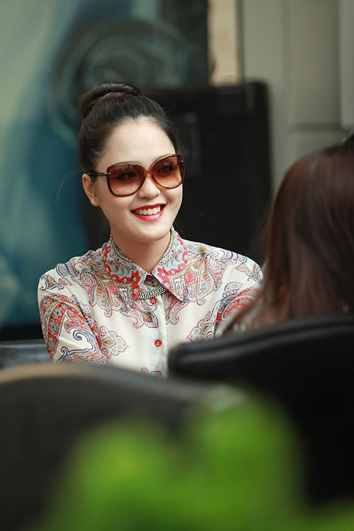 Á hậu Hoàng Anh giản dị xuất hiện cùng mẹ - 3