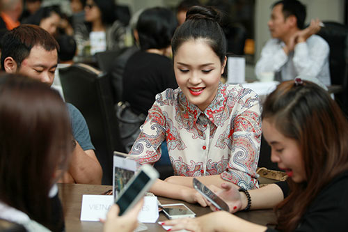 Á hậu Hoàng Anh giản dị xuất hiện cùng mẹ - 5