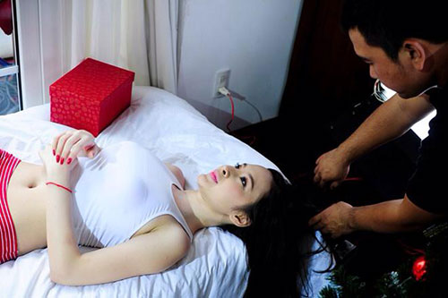 Angela Phương Trinh tung ảnh Giáng sinh nóng bỏng - 6