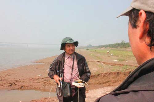 Hình ảnh cuộc tìm xác chị Huyền bằng máy địa bức xạ - 10