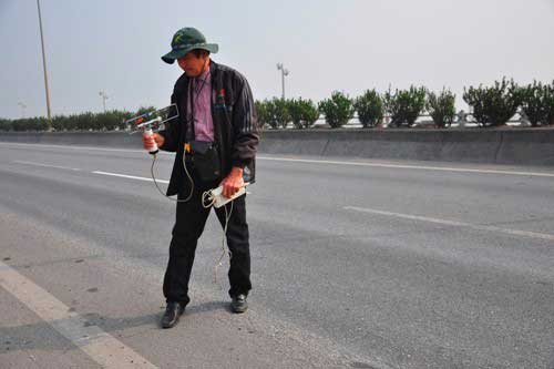 Hình ảnh cuộc tìm xác chị Huyền bằng máy địa bức xạ - 2