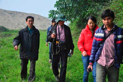 Hình ảnh cuộc tìm xác chị Huyền bằng máy địa bức xạ - 6