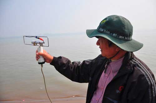 Hình ảnh cuộc tìm xác chị Huyền bằng máy địa bức xạ - 7