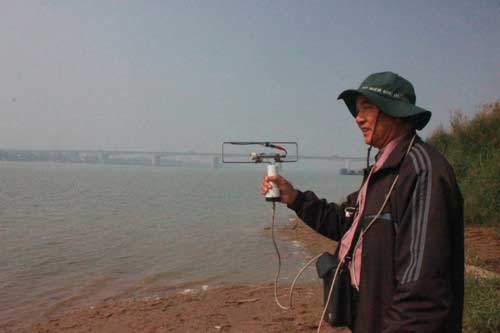 Hình ảnh cuộc tìm xác chị Huyền bằng máy địa bức xạ - 9