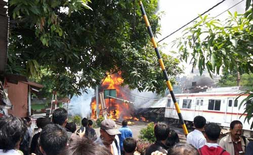 Indonesia: Tàu hỏa đâm xe dầu, bốc cháy dữ dội - 1