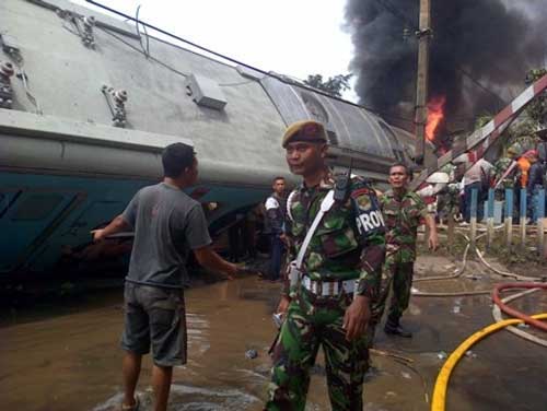 Indonesia: Tàu hỏa đâm xe dầu, bốc cháy dữ dội - 2