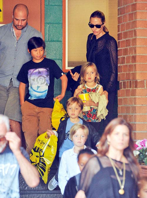 Pax Thiên cùng mẹ và các em đi xem nhạc kịch - 1