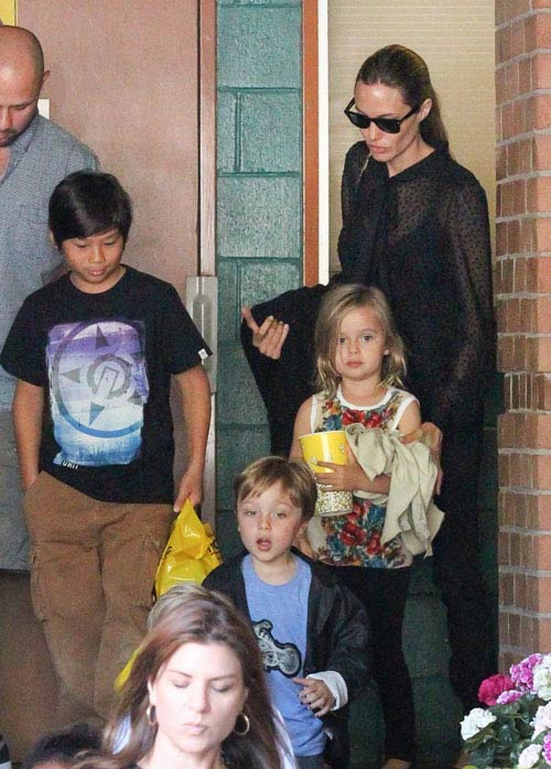 Pax Thiên cùng mẹ và các em đi xem nhạc kịch - 2