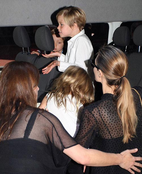 Pax Thiên cùng mẹ và các em đi xem nhạc kịch - 6