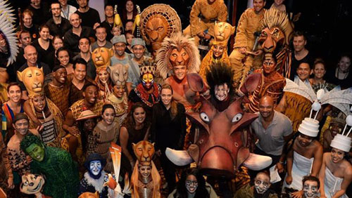 Pax Thiên cùng mẹ và các em đi xem nhạc kịch - 9