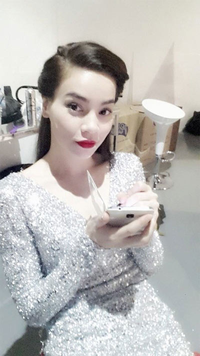 Phương Mai lại khoe vòng 1 sau sự cố lộ ngực - 2