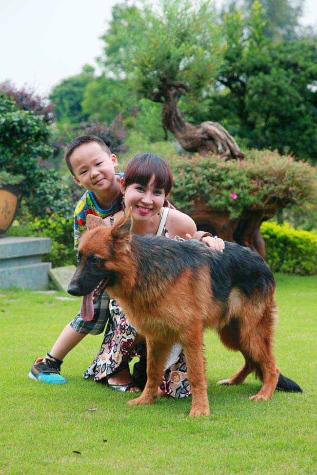 Khánh Ly và con trai bên chú chó cưng.
