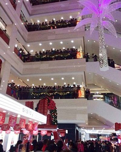 Sốc: Nhảy lầu vì bạn gái nghiện mua sắm - 2