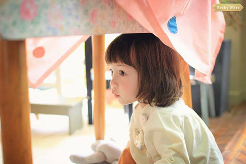 quot;Ngây ngấtquot; bé 3 tuổi xinh như tranh vẽ - 1