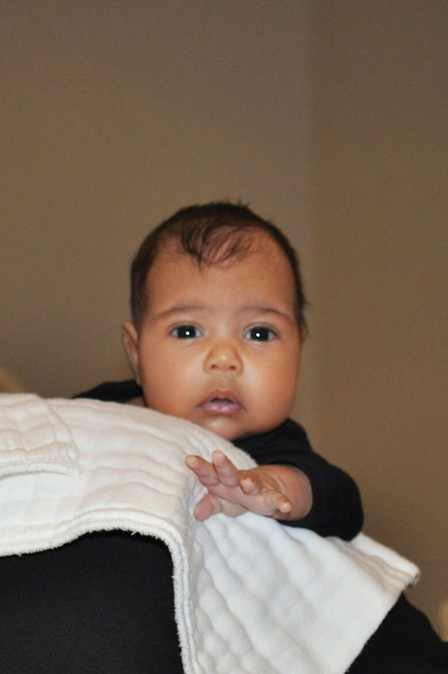 Mới chào đời, nhóc North West đã trở thành tâm điểm chú ý của cánh săn ảnh. Cô bé là con gái của người đẹp siêu vòng 3 Kim Kardashian và rapper Kanye West.

