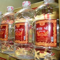 Rượu gây ngộ độc bị pha nhầm... cồn đánh vecni