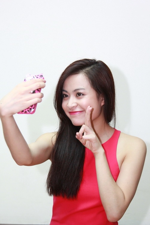 Hoàng Thùy Linh quot;nhắng nhítquot; bên Ngô Kiến Huy - 2