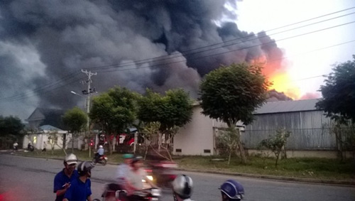 Cháy dữ dội, trăm người kinh hoàng tháo chạy - 1