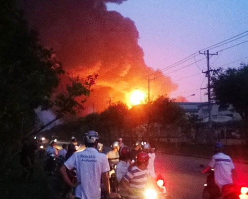 Cháy dữ dội, trăm người kinh hoàng tháo chạy - 2