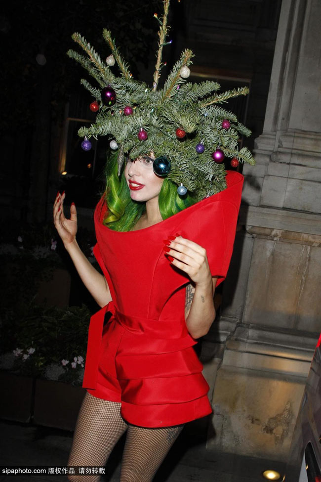 Lady Gaga và kiểu hóa trang Giáng sinh độc đáo không giống ai.
