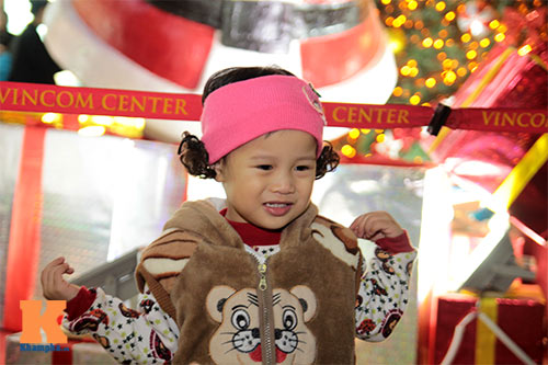 Trẻ miền Bắc ngộ nghĩnh đi chơi noel sớm - 11