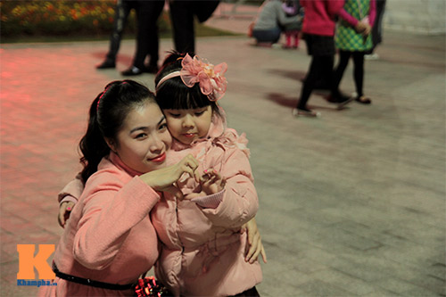 Trẻ miền Bắc ngộ nghĩnh đi chơi noel sớm - 1