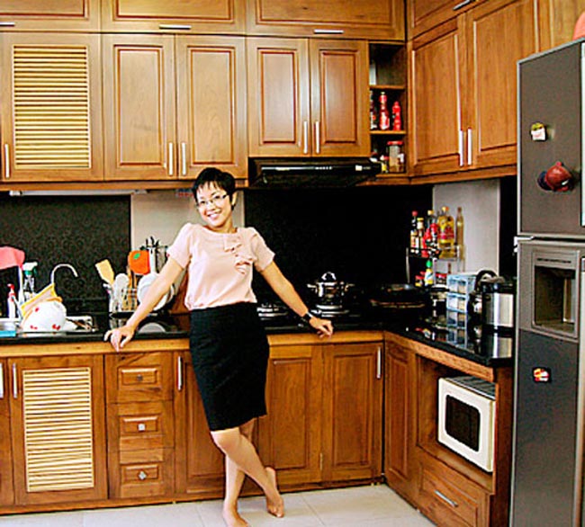 Phòng bếp tuy nhỏ nhưng rất đẹp, tiện nghi với hệ thống tủ bếp bằng gỗ.

Bài liên quan:

Lộ biệt thự cao cấp của Lý Á Bằng hậu ly hôn

Đột nhập dinh thự 400 tỷ của Hà Kiều Anh

Ngắm 'trái tim' 250 tỷ Jolie tặng Brad Pitt

'Soi sát sạt' nhà cũ, mới của Mỹ Linh

Ngắm nhà triệu đô của MC giàu nhất VN

Lee Min Ho ở nhà tiền tỷ trong 'The Heirs'
