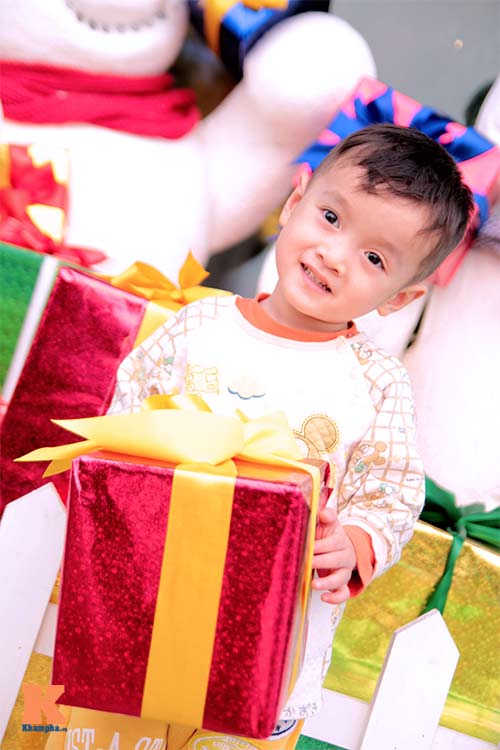 Trẻ miền Bắc ngộ nghĩnh đi chơi noel sớm - 12