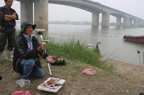 Thi thể chị Huyền có thể nằm gần cầu Thanh Trì - 1