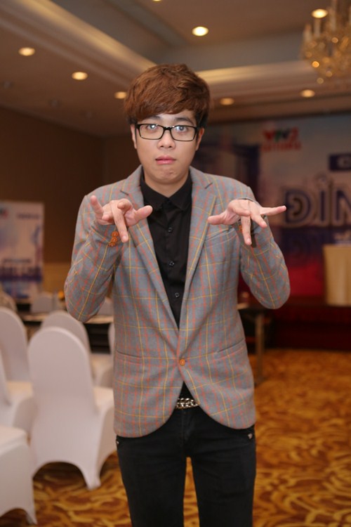 Bùi Anh Tuấn quot;đối đầuquot; với Nathan Lee - 2