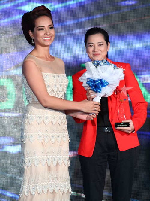 Thanh Hằng vui sướng ẵm giải Mỹ nhân của năm - 16