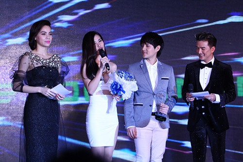Thanh Hằng vui sướng ẵm giải Mỹ nhân của năm - 18