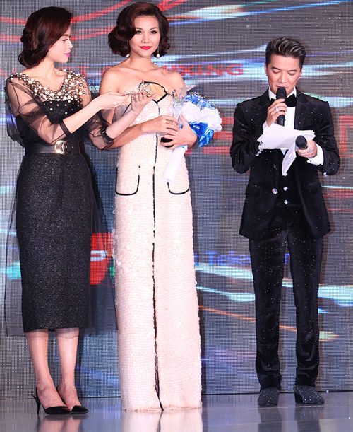 Thanh Hằng vui sướng ẵm giải Mỹ nhân của năm - 10
