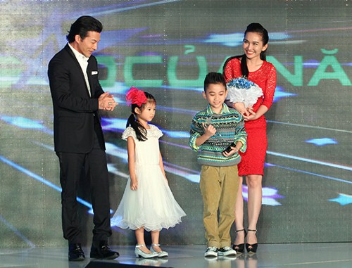 Thanh Hằng vui sướng ẵm giải Mỹ nhân của năm - 14