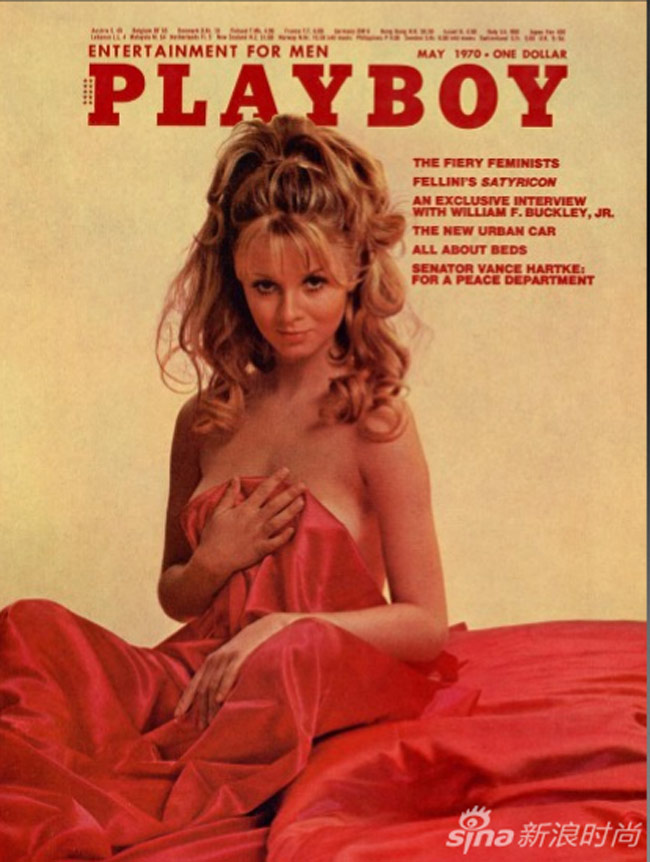 Phyllis Babila úp mở vòng một với satin đỏ trong shoot hình nóng bỏng năm 1970.
