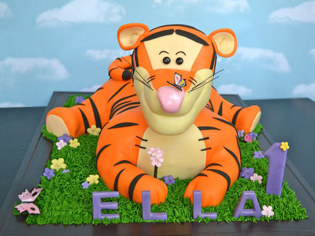 Bánh sinh nhật với tạo hình chú hổ Tiger trong phim hoạt hình chú gấu Pooh rất đáng yêu
