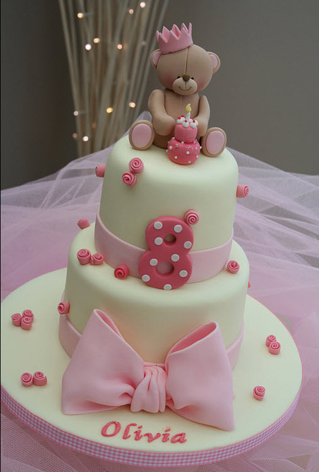 Đây là bánh sinh nhật dành cho bé gái 8 tuổi. Một chú gấu xinh xinh cùng chiếc nơ nữ tính cũng đủ sức hút với các bé rồi.
