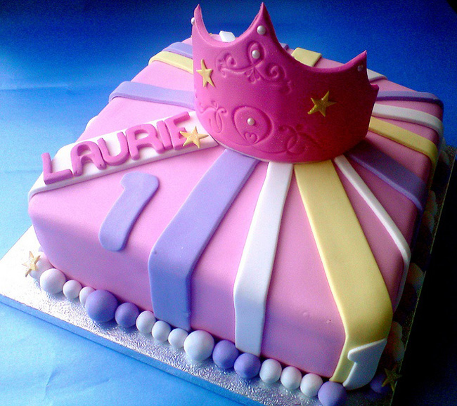 Chiếc bánh hình hộp quà với một chiếc vương miện bằng kẹo đường trông vô cùng sang trọng.
