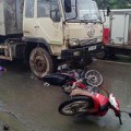 Tin tức - Dừng đèn đỏ, 2 phụ nữ bị xe ben cuốn vào gầm