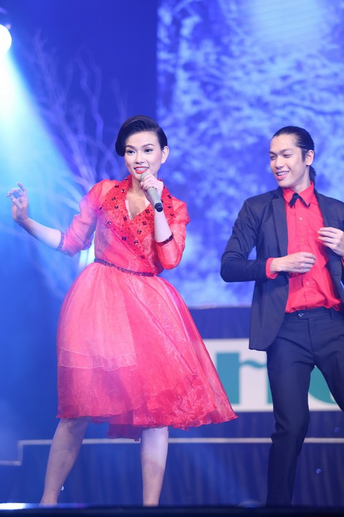 Hoàng Thùy Linh khóc trước tình cảm khán giả - 17