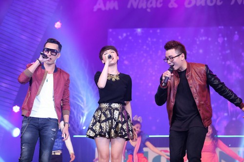 Hoàng Thùy Linh khóc trước tình cảm khán giả - 18