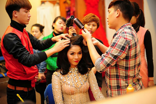 Ông xã tận tình chăm sóc Lệ Quyên sau cánh gà - 1